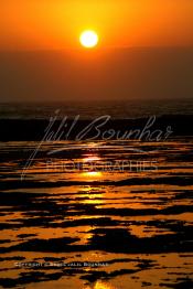 Image du Maroc Professionnelle de  Souiria Leqdima situé à 30 km au sud de Safi fut un village de pêcheurs, avec son petit port où quelques artisans pratiquent la pêche traditionnelle à la canne. Un magnifique coucher de soleil dans cette splendide région du Maroc sur l'océan atlantique. De nombreux européens profitent des joies de la mer sur cette plage un peu désertée par les marocains, 18 Juillet 2006. (Photo / Abdeljalil Bounhar)